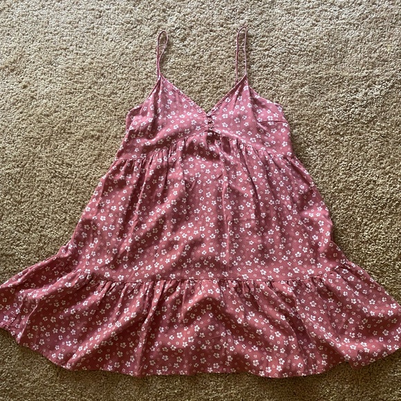 The dress is from pacsun, rosy pink color with little white flowers - Picture 1 of 4